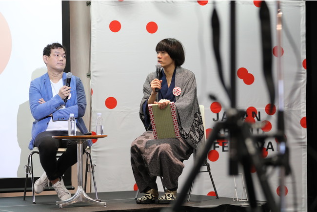 渋谷ヒカリエで行われているトークセッションの様子